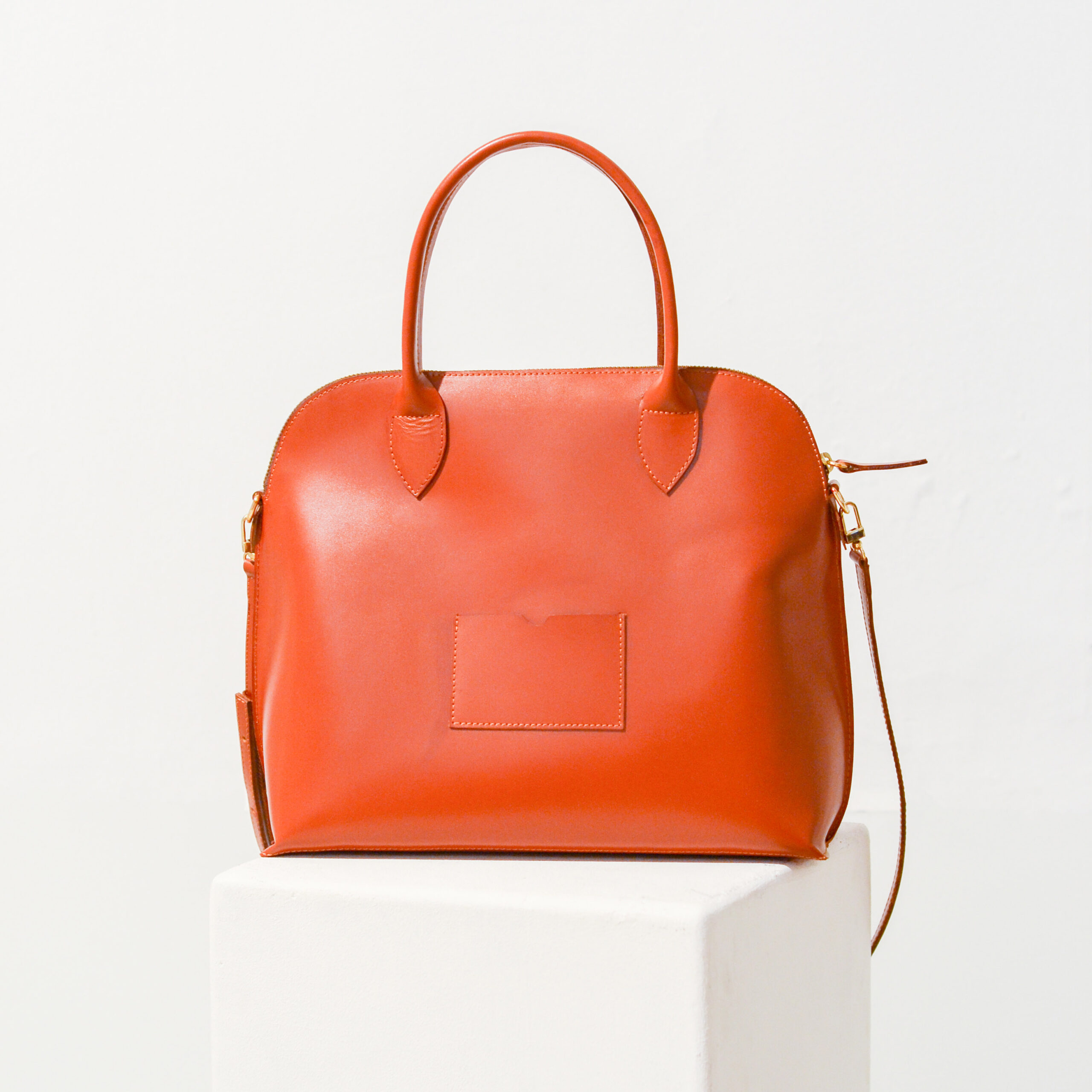 Carolina | Bolso de mano con correa de piel artesanal | Lorena Barcelona